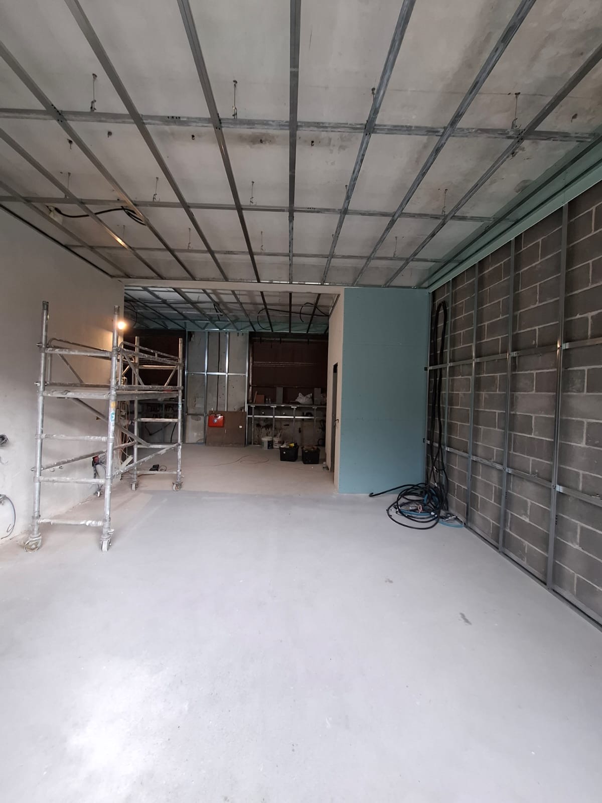 Cantiere con struttura metallica a soffitto