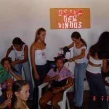 Mädchen frisieren sich gegenseitig bei Willkommensfeier