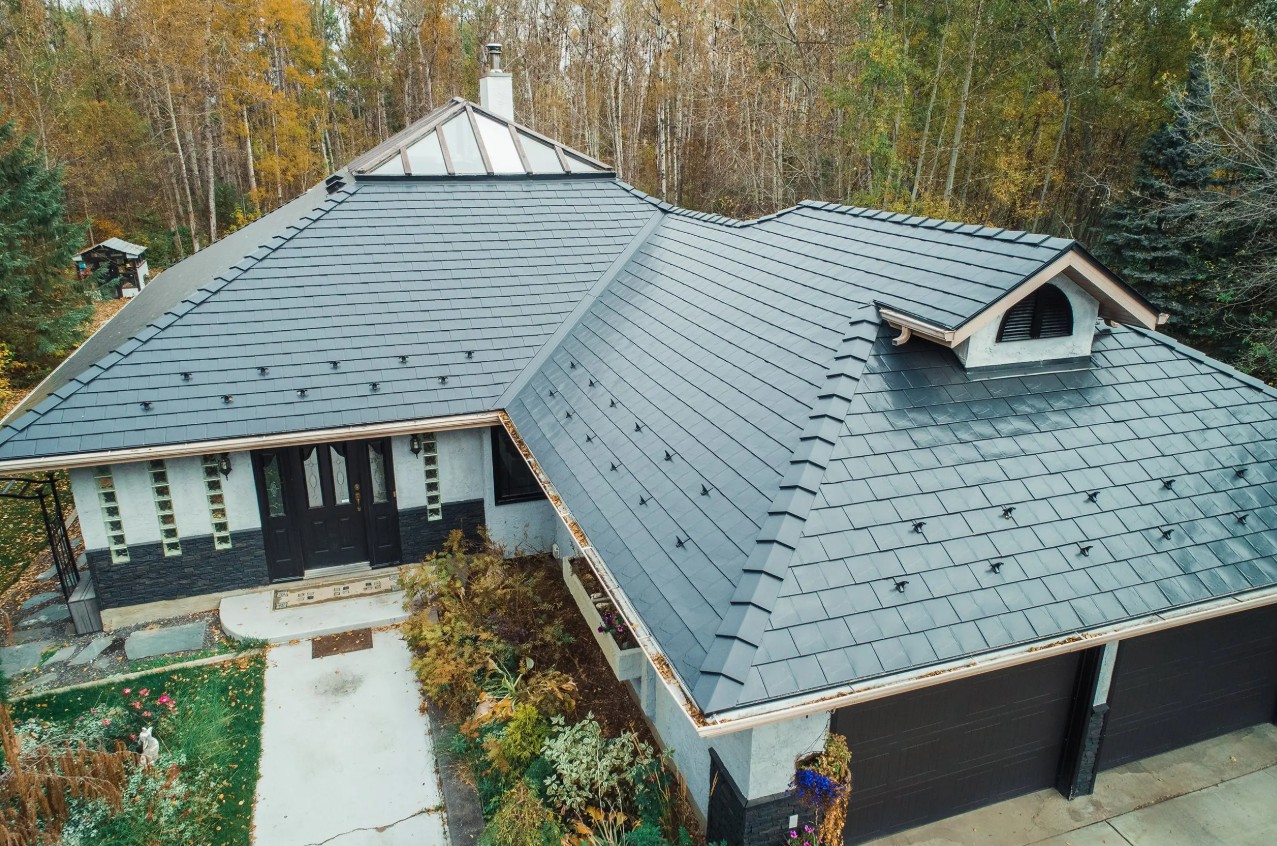 Maison moderne avec toiture aluminium ardoise