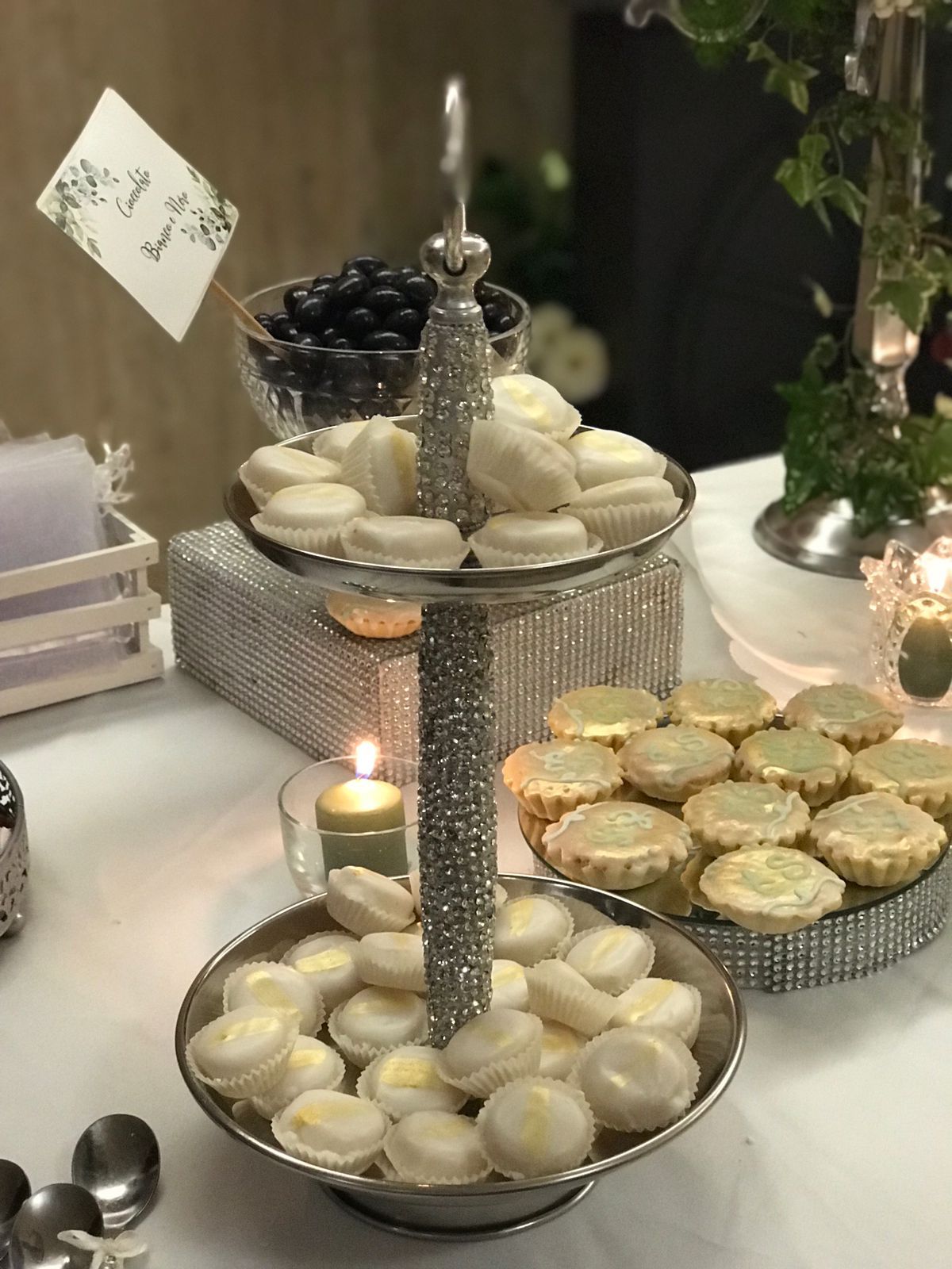 Tavolo con display di dolci e caramelle