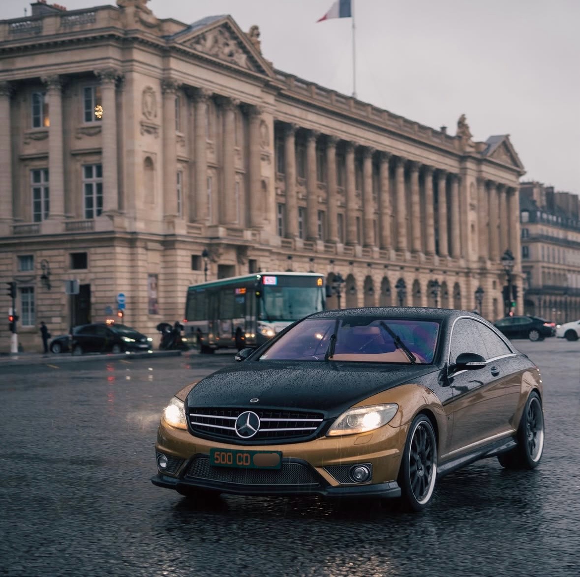Plaque 500 CD — Hautes personnalités, place de la Concorde Paris Plaque diplomatique verte 500 CD sur une Mercedes CL dorée et noire circulant place de la Concorde à Paris sous la pluie