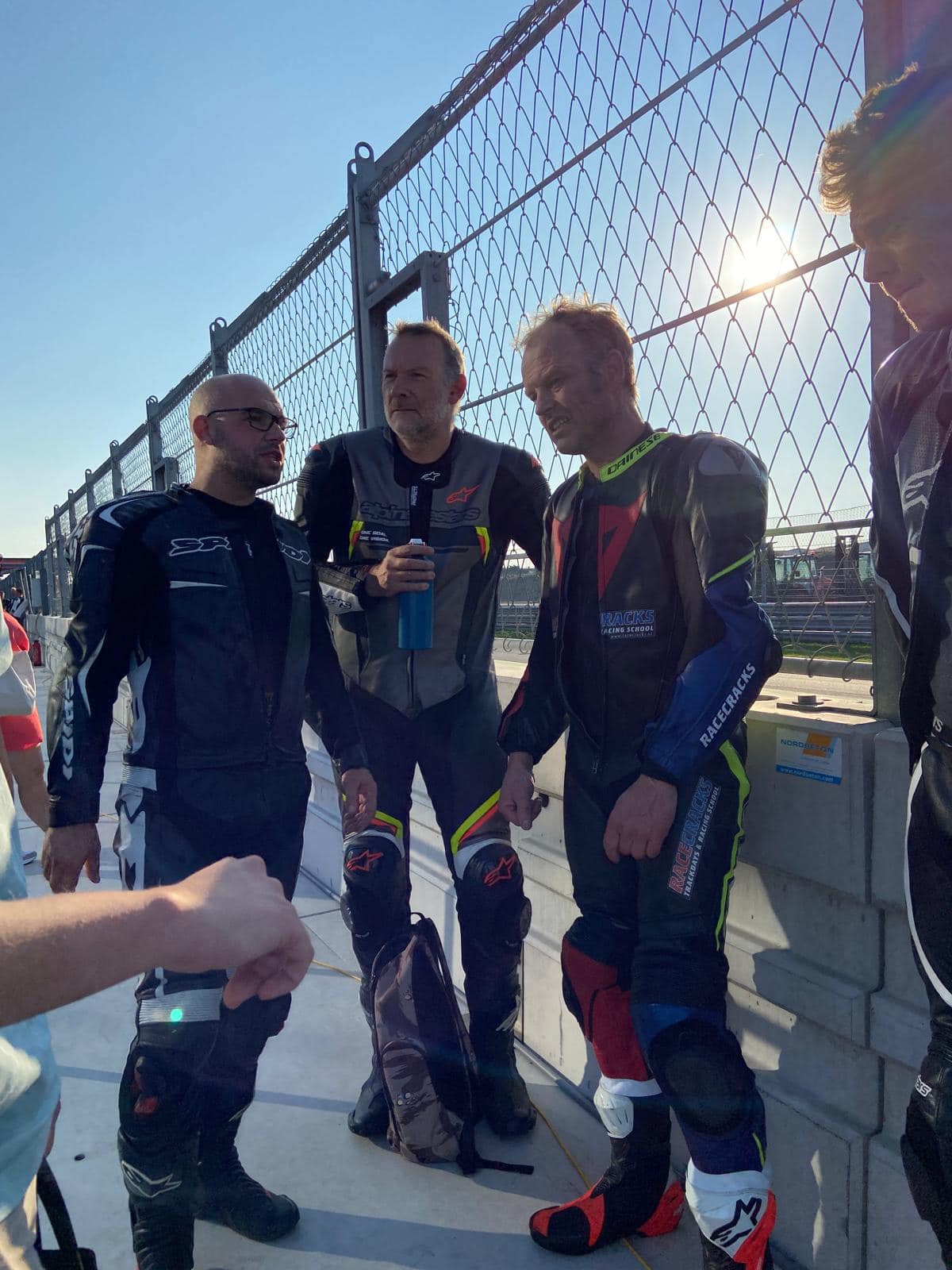 Rijders bij zonsondergang op het circuit