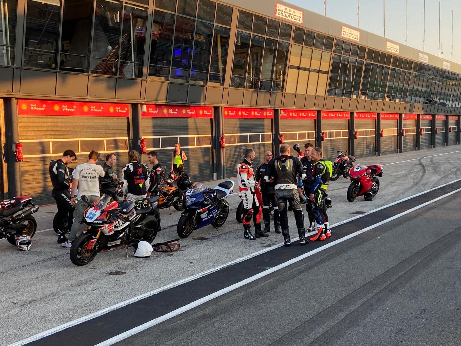 Pitlane bij Circuit Zandvoort met rijders