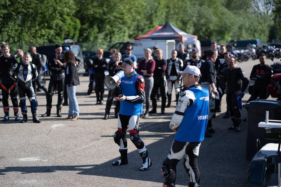 Groepsbriefing met instructeur en megafoon
