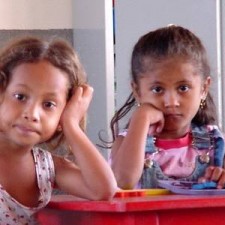 Zwei Mädchen lächeln in die Kamera