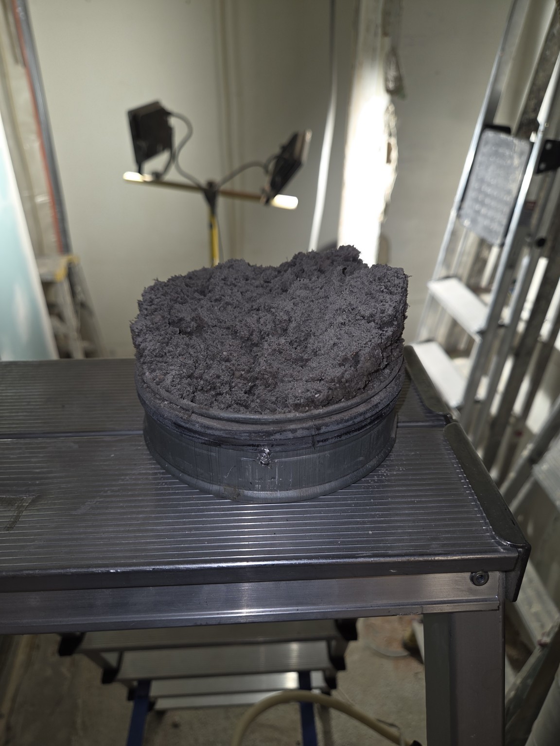 Tekniskt ventilationsutrymme med aggregat och kanaler