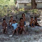 Gruppe von Kindern vor einem Haus