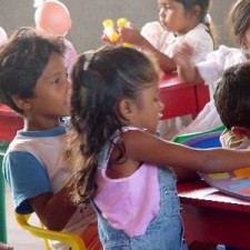 Zwei Kinder am Tisch, Mädchen schaut zurück