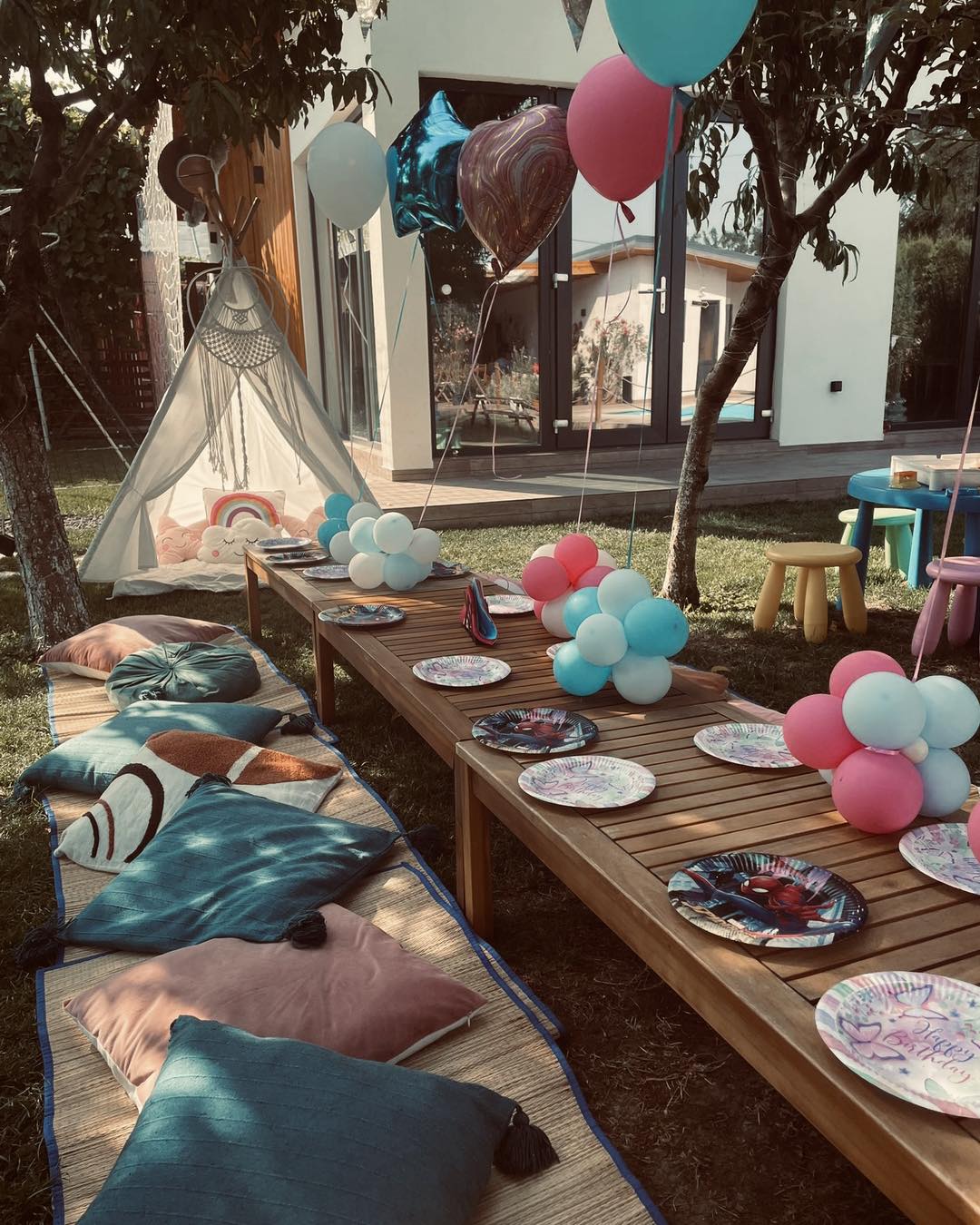 Petrecere în grădina Kids Club cu cortul tipi, baloane și covorașe