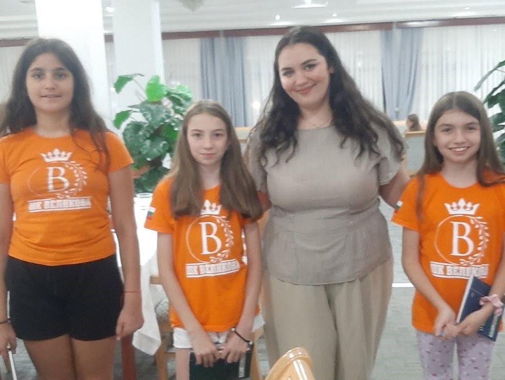 Състезателките на ШК „Великова“ с треньора си на лагера в Струмица - 1