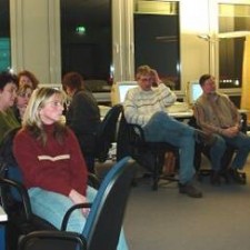 Sechs Erwachsene im abendlichen Seminarraum