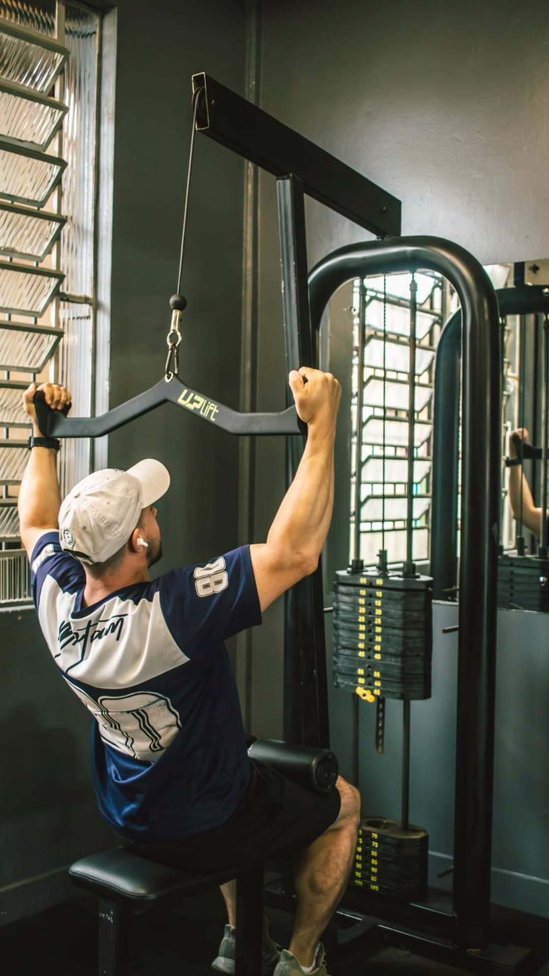Aluno treinando com equipamentos profissionais