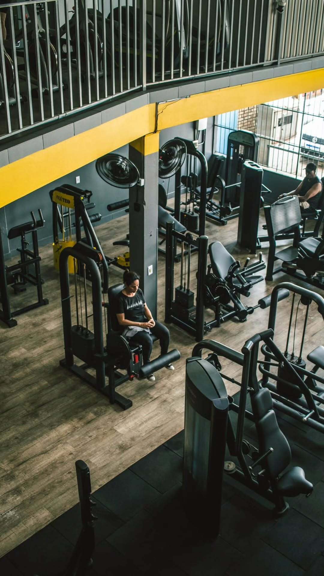Vista geral da academia com múltiplos níveis