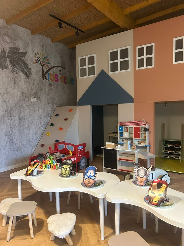 Spațiu interior Kids Club cu perete de cățărat și căsuțe colorate