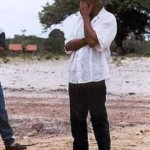 Mann auf sandigem Boden, nachdenklich