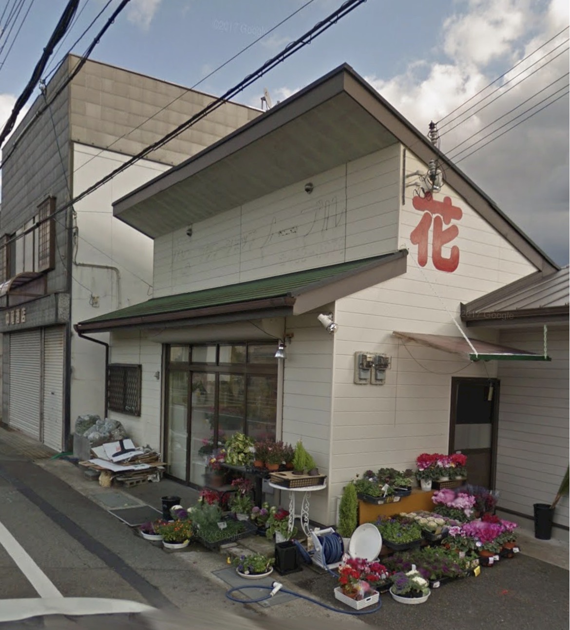 和歌山市直川のフラワーショップノーブル店舗外観 - 季節の花が並ぶ温かみのある花屋