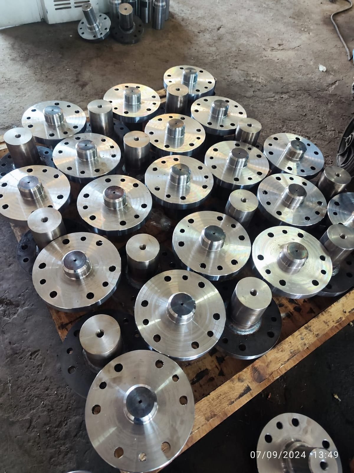Cylindrical bushing with internal grooves