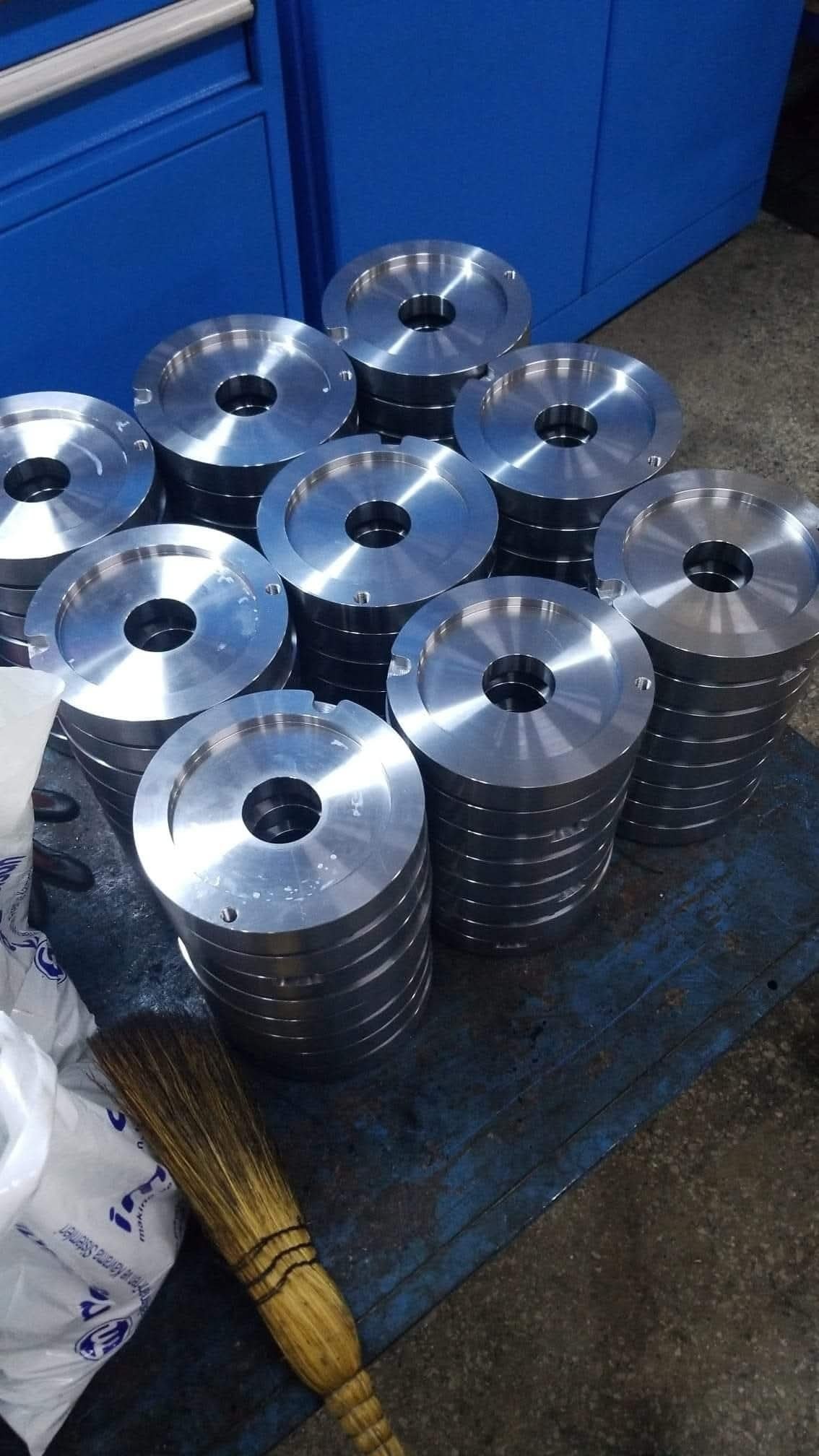 Cylindrical bushing with internal threading