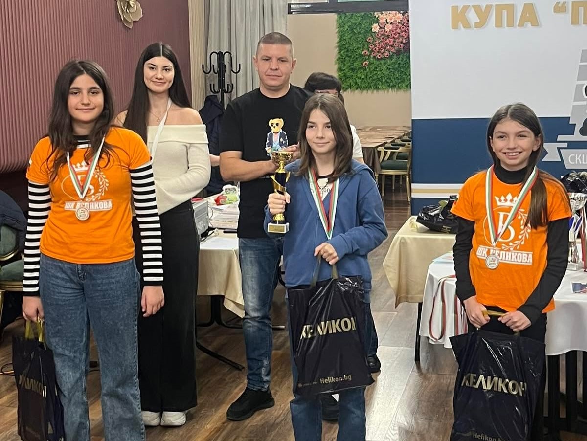 Дарина Иванова и Мирослава Тодорова с медалите си на награждаването
