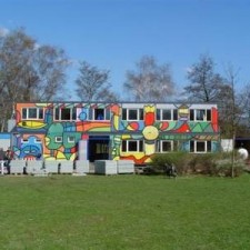 Weitwinkelfoto des vollständig bemalten Computainer-Komplexes