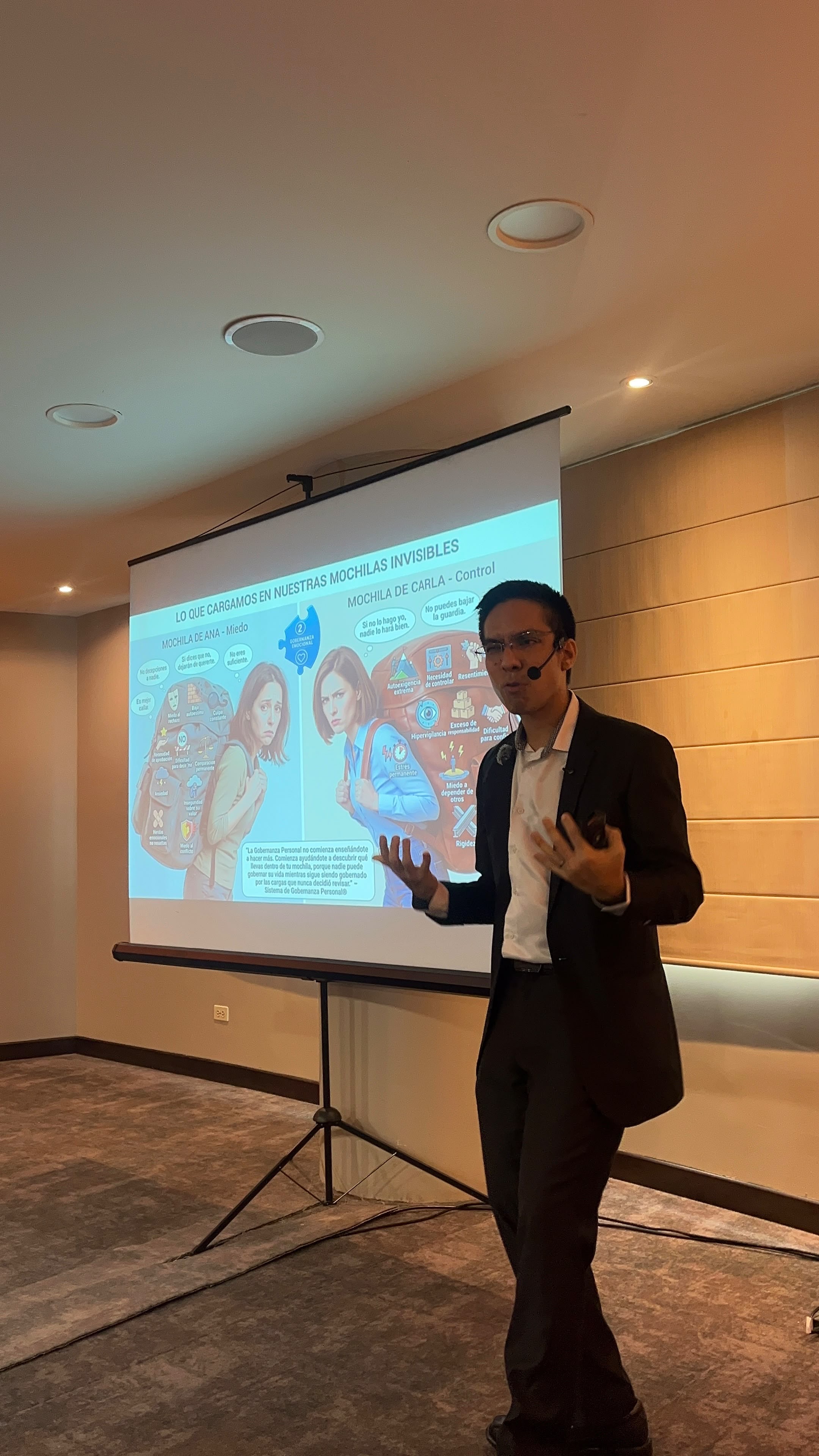 Eduardo Spandre facilitando una charla sobre gobernanza personal