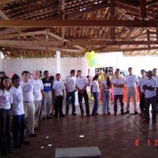 Große Gruppe in weißen T-Shirts im Pavillon