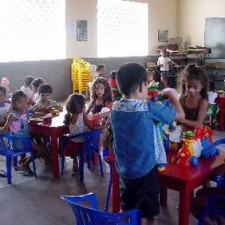 Kinder und Betreuer im hellen Klassenraum