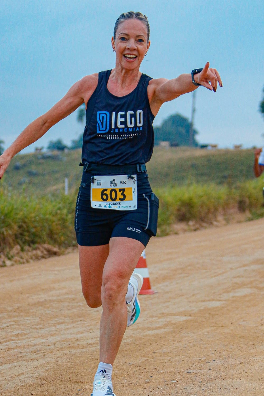 Atleta correndo com uniforme Diego Jeremias