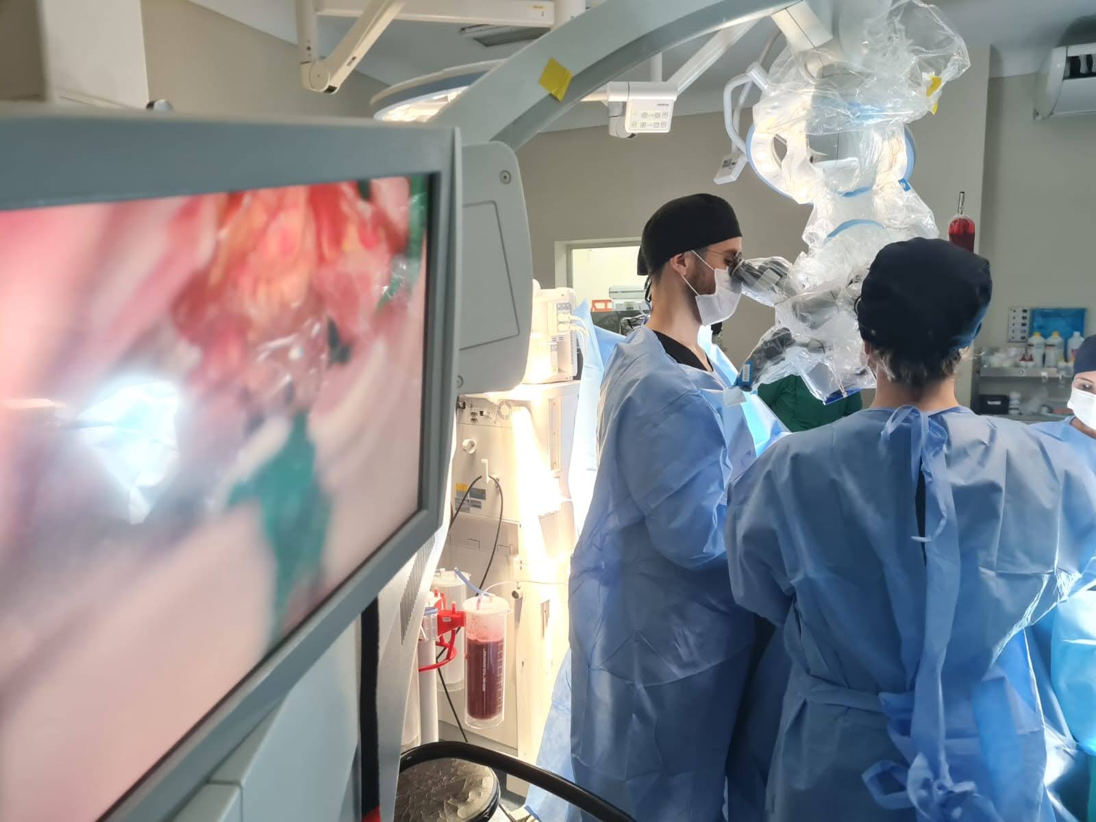 Cirurgia com microscopio cirurgico