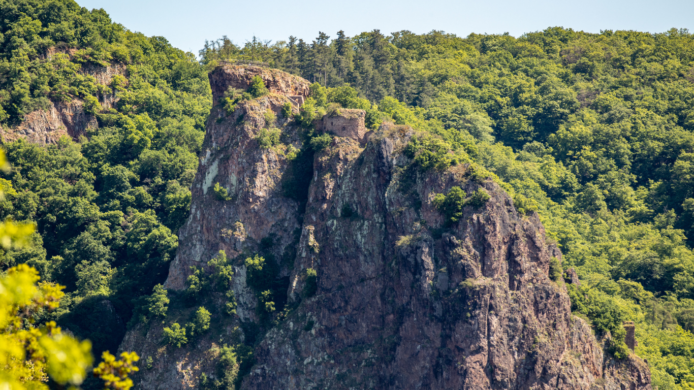 Felsen und Waldlandschaft im Nahetal