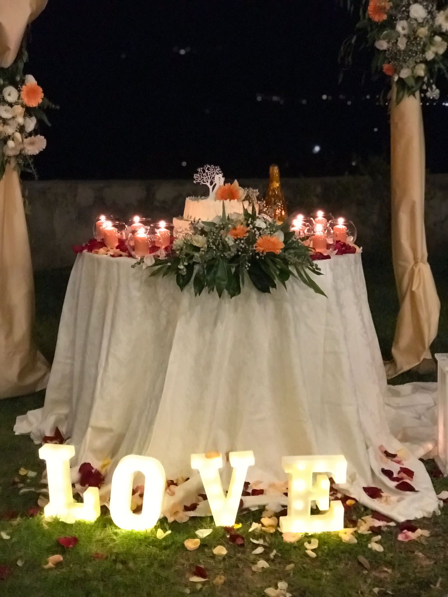 Tavola nuziale con "LOVE" illuminato notturno