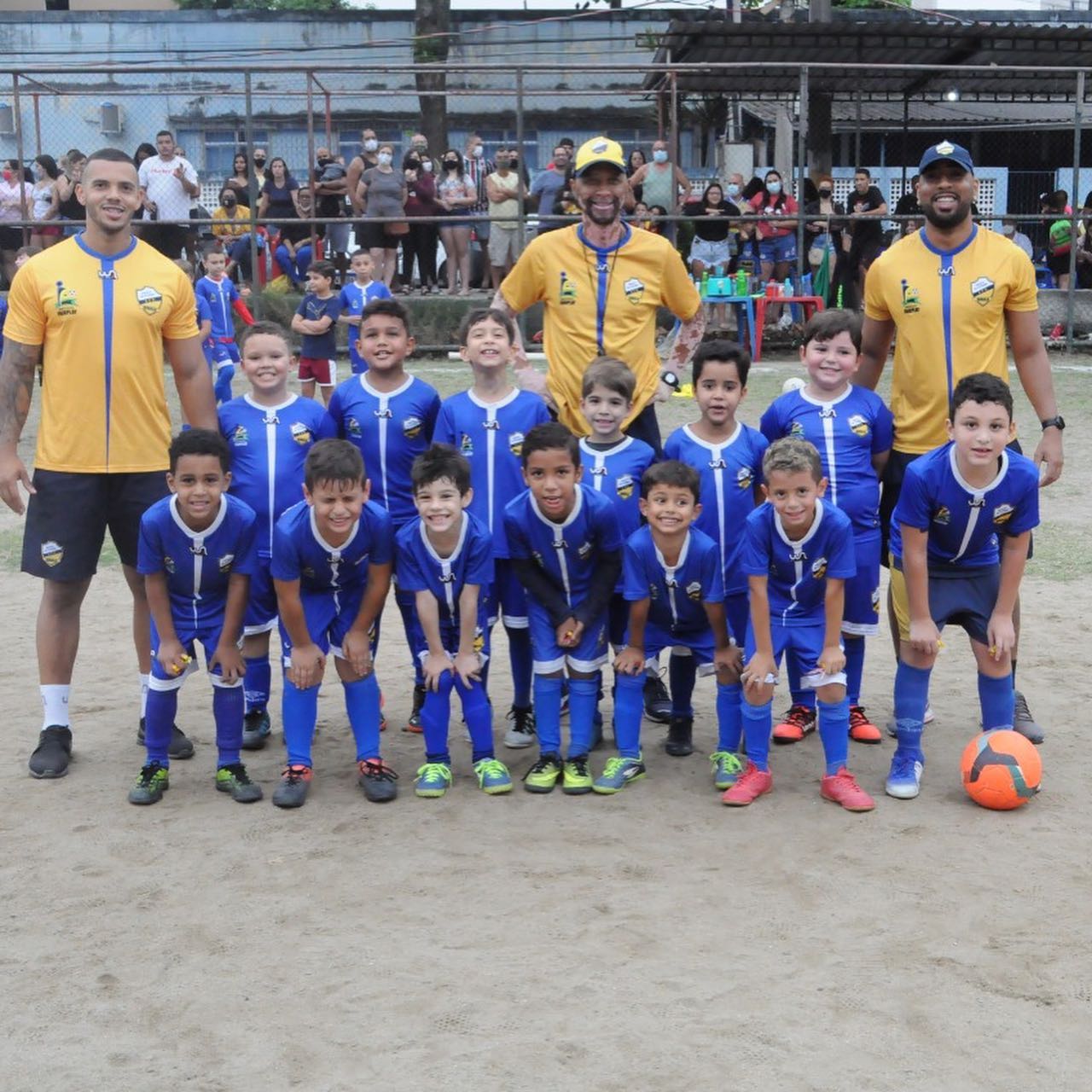 Time da Escola de Futebol Ronald reunido em campo com os educadores