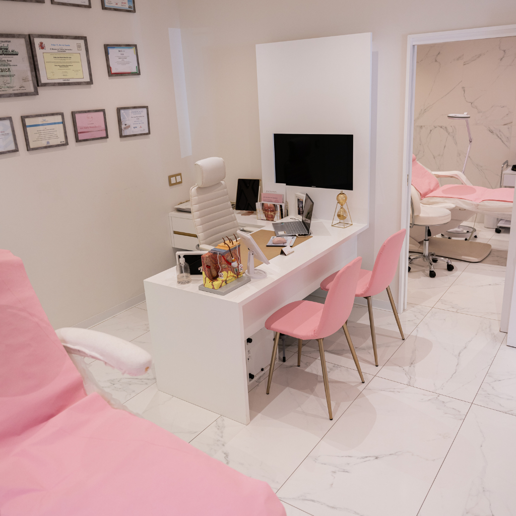 Sala de consulta de Lum Clinic con diplomas