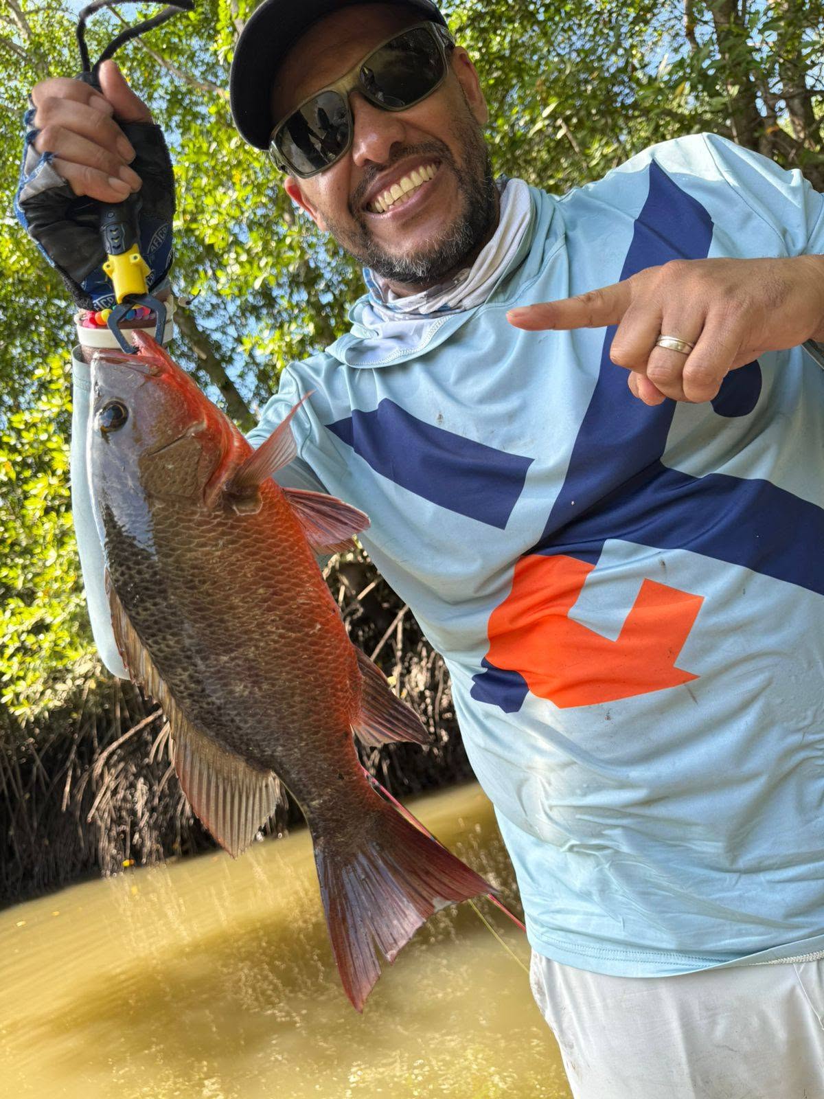 Pescador celebrando una captura en el manglar