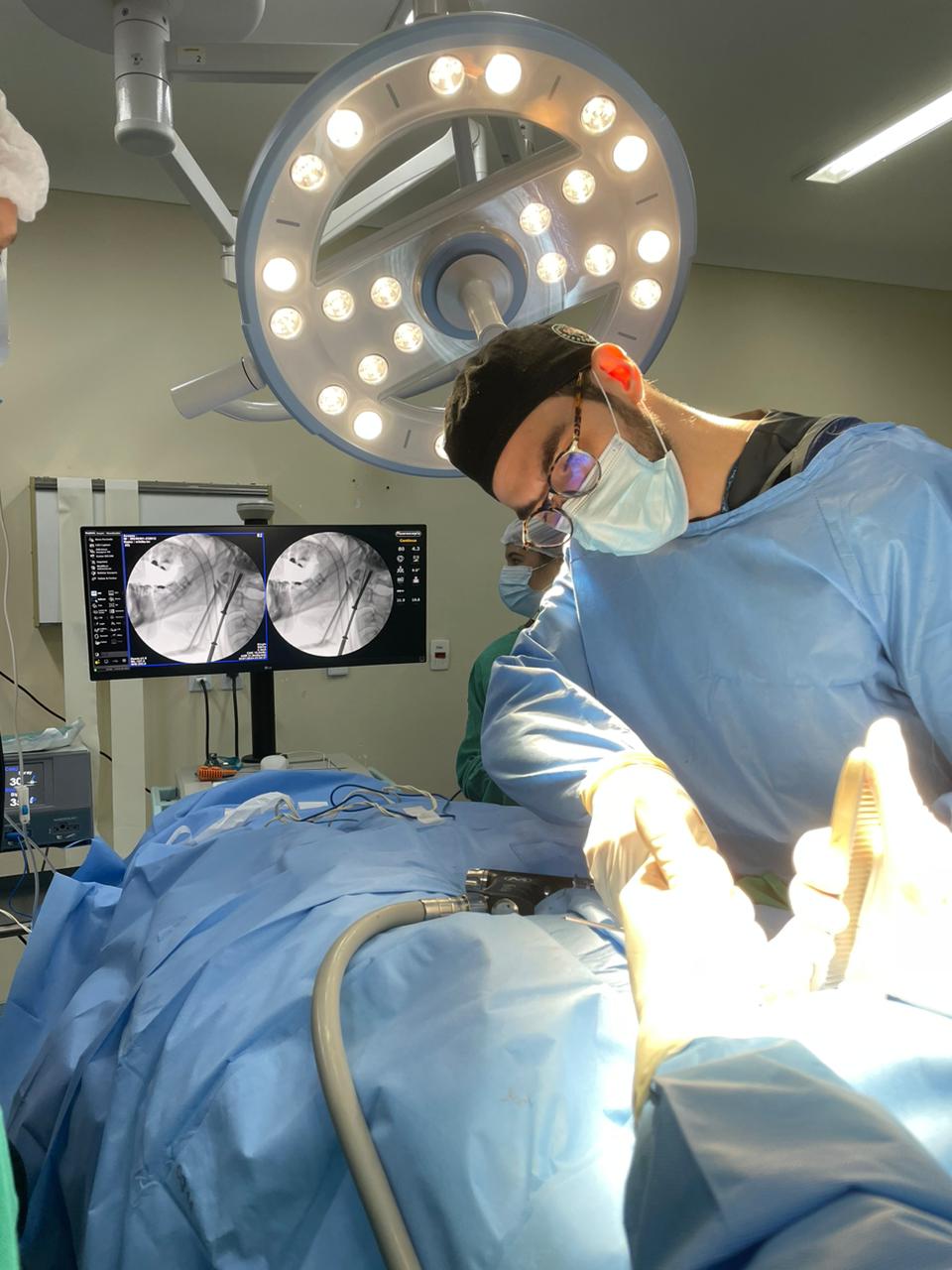 Cirurgia minimamente invasiva com fluoroscopia