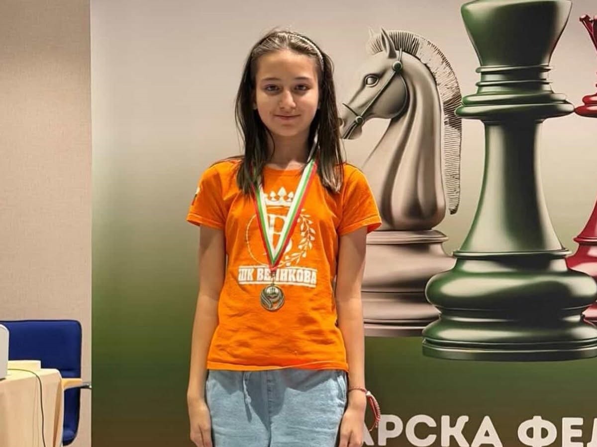 Авигея Василева с двата си сребърни медала и с медал пред банера на турнира - 2