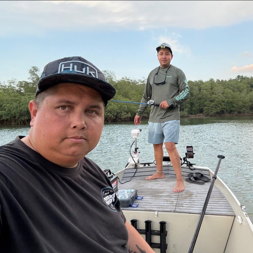 Dos pescadores en una embarcación