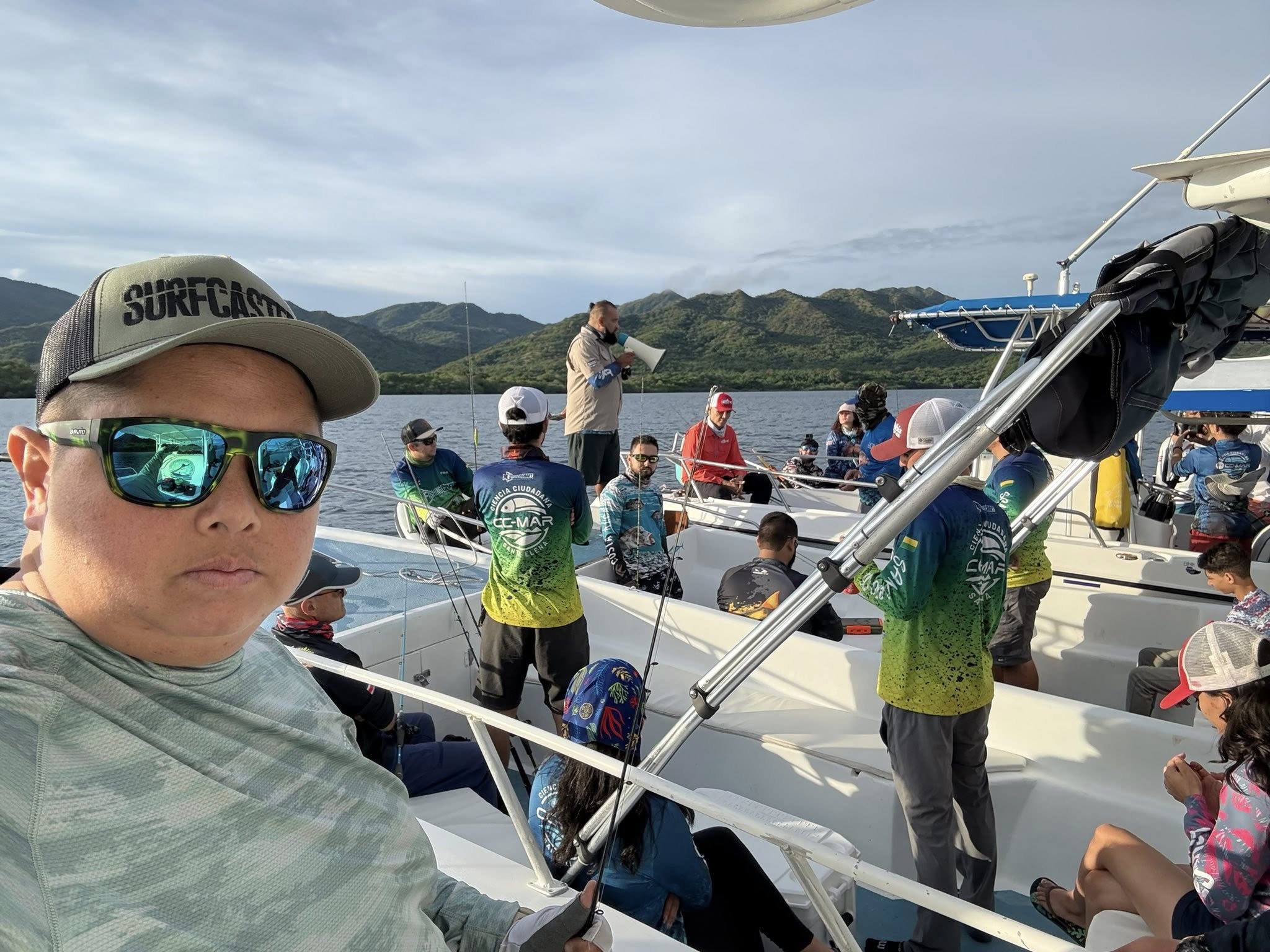Grupo de pescadores en una lancha