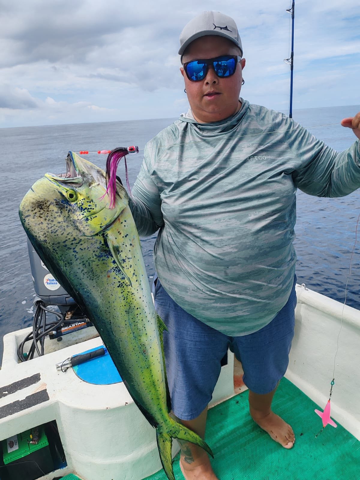 Pescador sosteniendo un dorado
