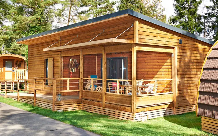 Geräumiges Mobilheim mit Holzfassade