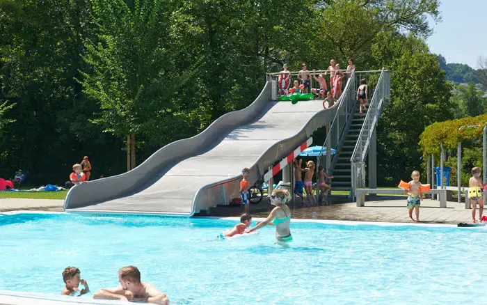 Außenpool mit großem Rutschenturm