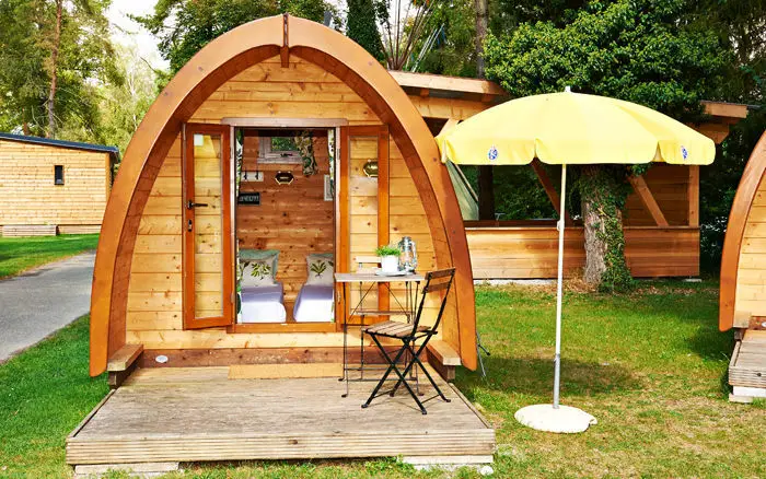 Holzernes Mobilheim mit überdachter Terrasse