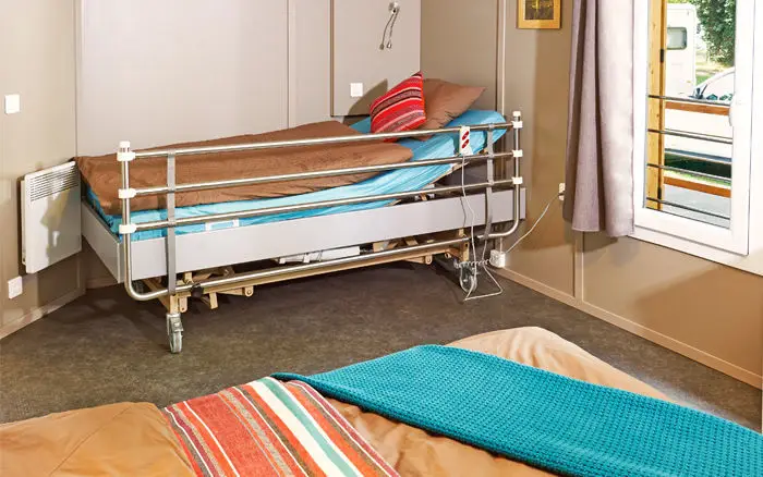 Schlafzimmer mit barrierearmem Bett