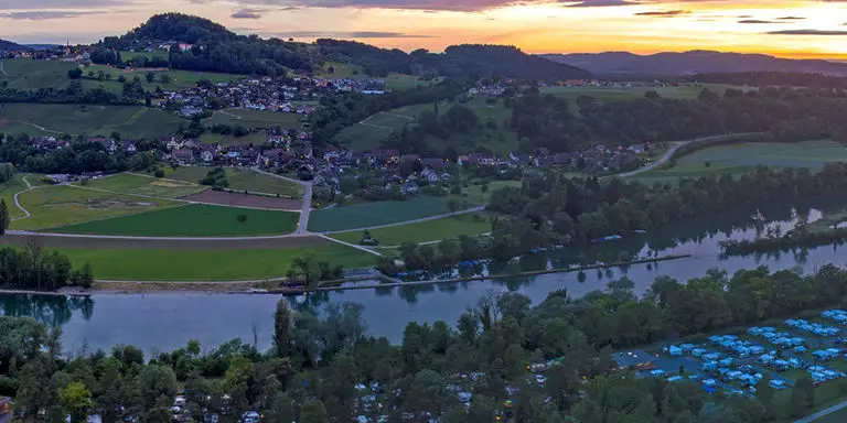 Luftaufnahme des Campingplatzes am Fluss