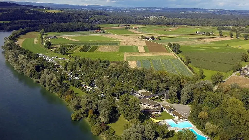 Panoramablick über Campingplatz, Rhein und Landschaft