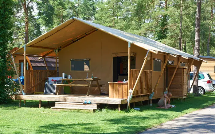 Safari-Lodge mit Holzterrasse