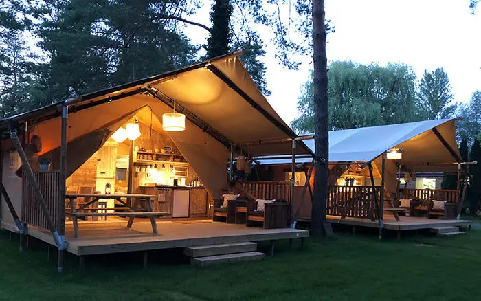 Beleuchtete Lodge-Bereiche am Abend