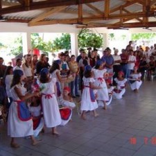 Kleinkind mit Federspielzeug