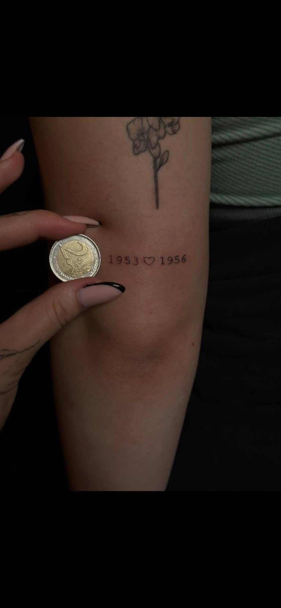 Fineline Jahres-Tattoo 1953 Herz 1956 am Unterarm