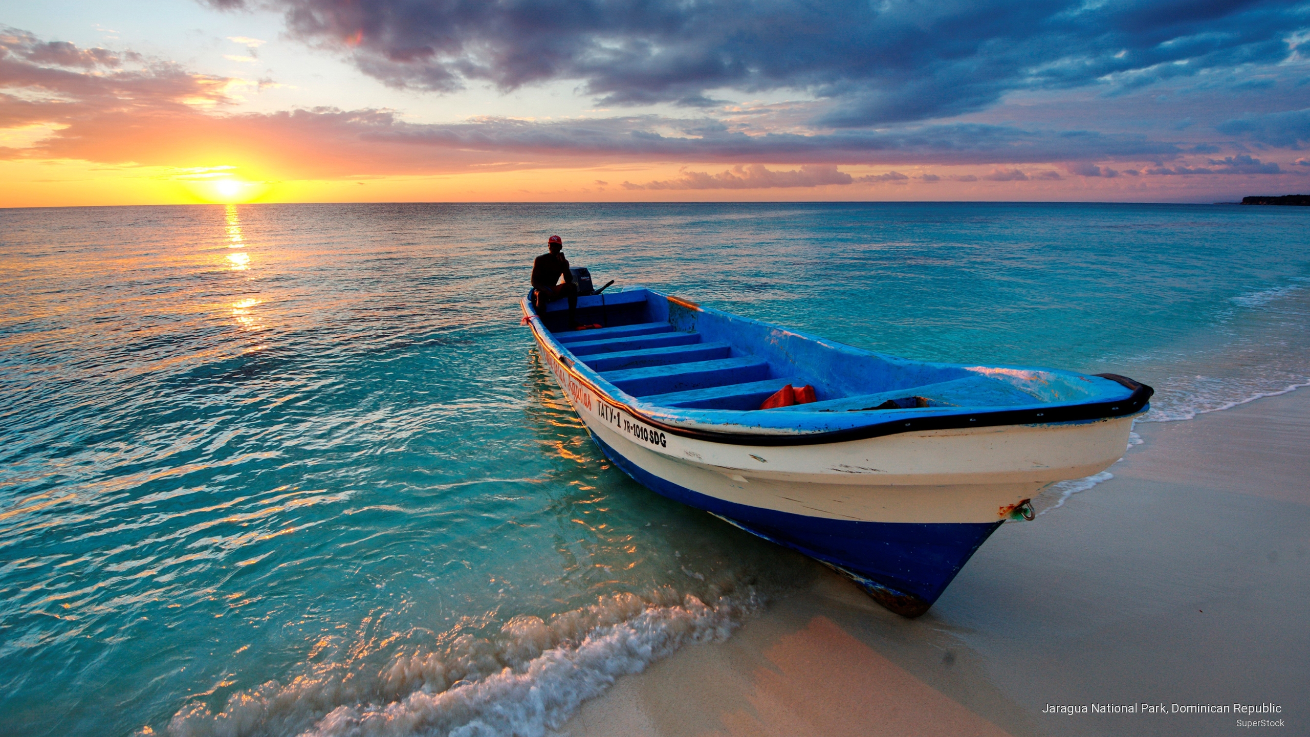 Bote tradicional al atardecer